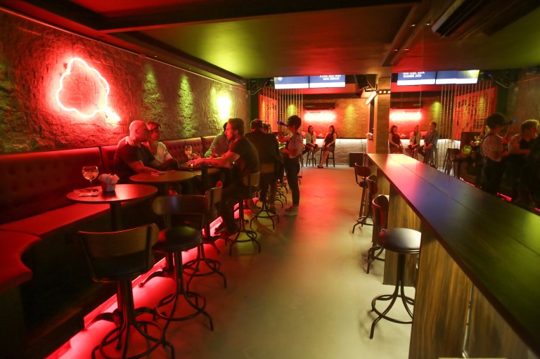 Ambiente do bar Biri Nait