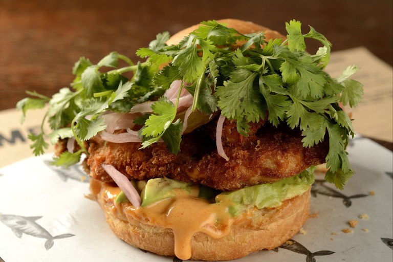 O sanduíche Bun Bah: frango empanado, avocado, picles de cebola e folhas de coentro