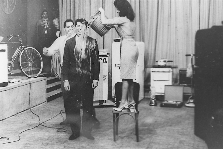 Cena do “Programa Silvio Santos” (1976), na TV Tupi