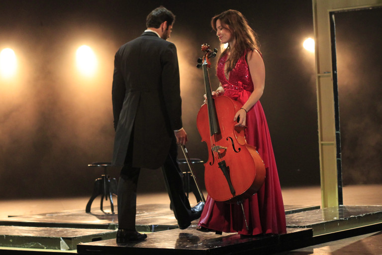 Daniel Costa e Natalia Lage em cena da peça "Jacqueline"