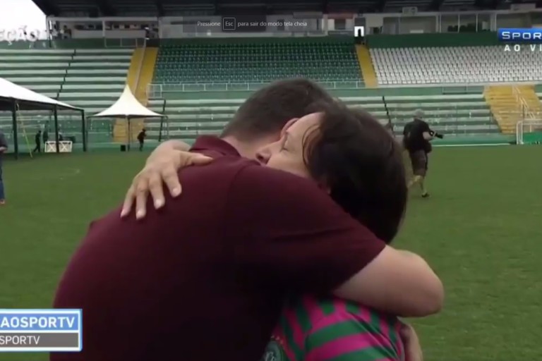 Dona Alaíde, mãe do goleiro Danilo, da Chapecoense, oferece abraço ao repórter Guido Nunes, do SporTV, durante entrevista