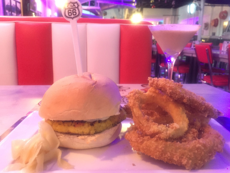 Lanche Corvette (R$ 35) vem com saboroso hambúrguer de siri, maionese de wasabi e lascas de gengibre, acompanhado de porção de onion rings