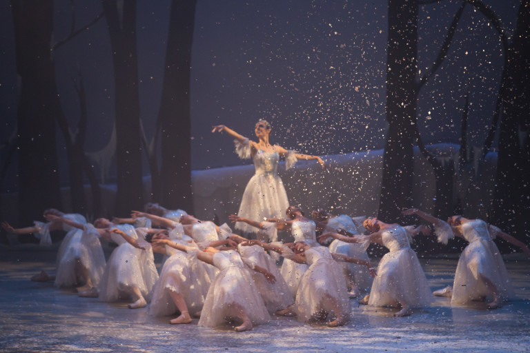 Cisne Negro Cia. de Dança encena o clássico natalino "O Quebra-Nozes"