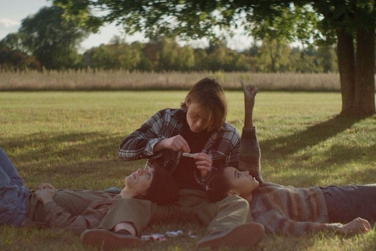 Os atores Owen Campbell, Charlie Heaton e Amandla Stenberg interpretam um trio de amigos
