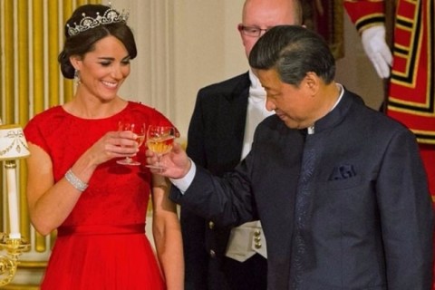 Kate Middleton brinda com o presidente chinês durante recepção de 2015