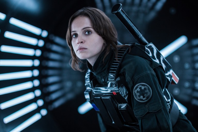 A atriz Felicity Jones interpreta Jyn Erso, filha do cientista Galen Erso que se une à rebelião