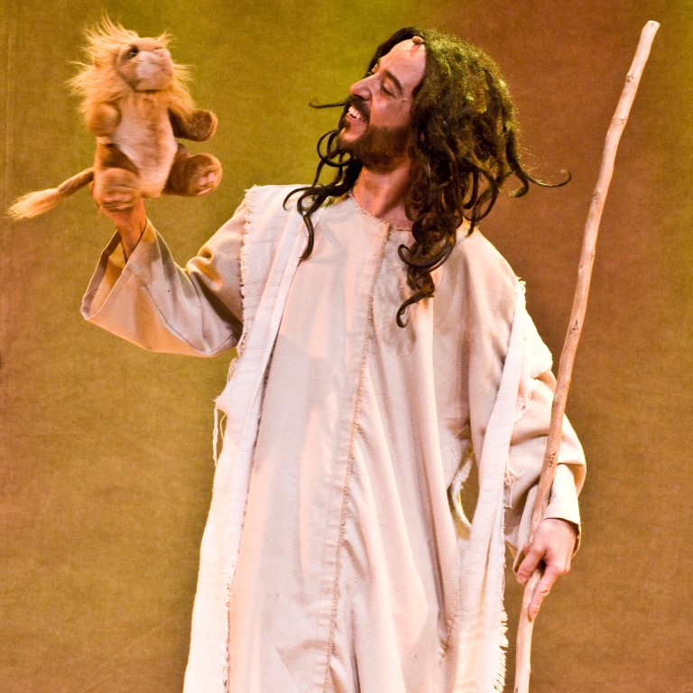 Ricardo Pipo interpreta o personagem-título da peça Hermanoteu *** ****