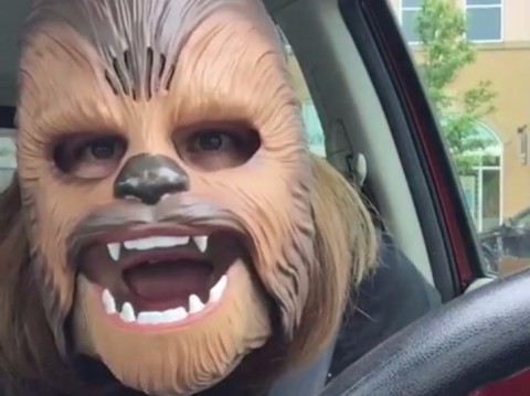 Candace Payne rindo com a máscara de Chewbacca