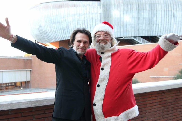 Novo diretor de orquestra romana abraça o Papai Noel para provar que o bom velhinho existe, sim *** ****