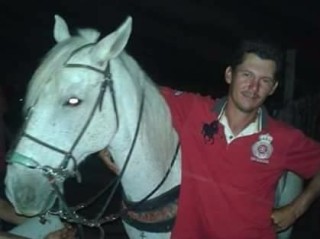 Wagner de Lima junto com o cavalo Sereno