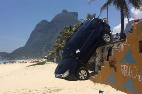 Carro de Pedro Novaes, filho de Letícia Spiller e Marcello Novaes, cai em praia do Rio