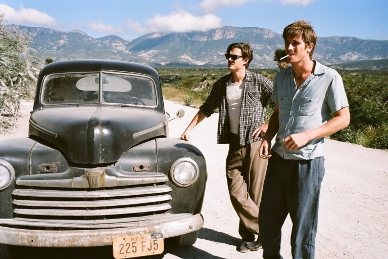 Sam Riley e Garrett Hedlund em cena de “Na Estrada” (2012)