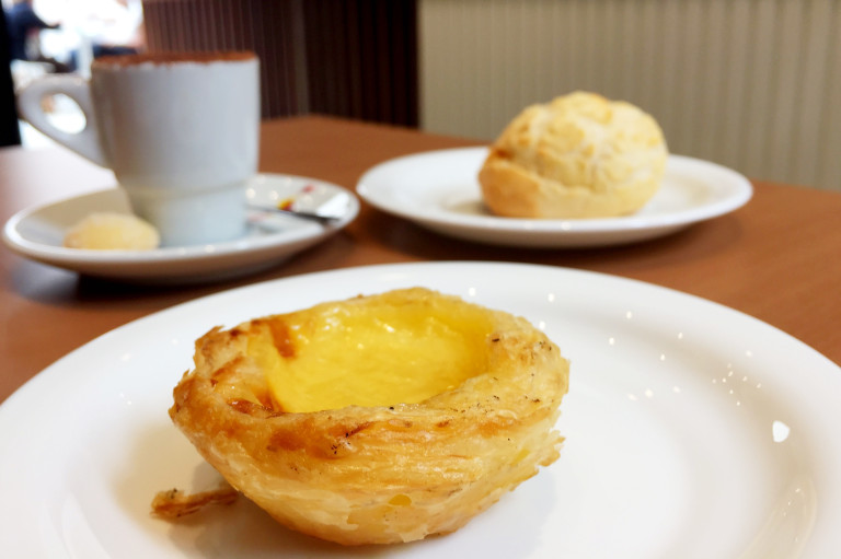 Pastel de nata cremoso, cappuccino e pão de queijo são opções da nova padaria B.lem