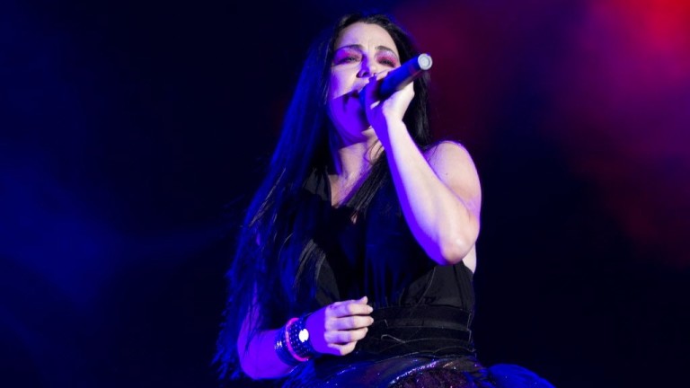 Legenda: ORG XMIT: XAF105 Amy Lee, lead singer of American rock band Evanescence, performs during the Rock in Rio music festival in Lisbon, Friday, May 25 2012. (AP Photo/Armando Franca) EDITORIAL USE