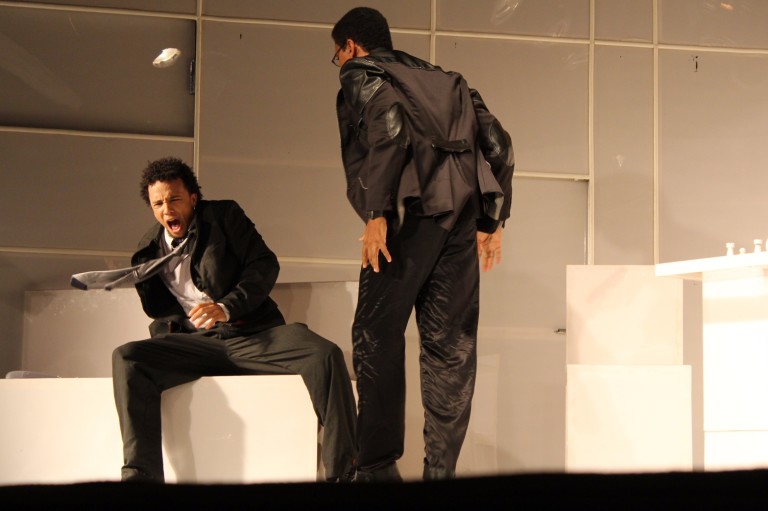 Fernando Santana e Aldri Anunciação em cena de “Namíbia, Não!"