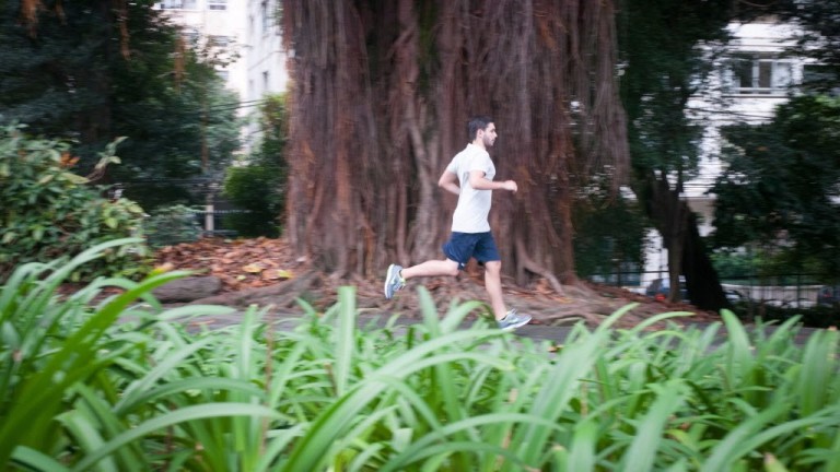 Legenda: SAO PAULO, SP, BRASIL, 28 - 04 - 2012, 15:24. O estudante Jose Lameza, 21, corre no Parque Buenos Aires. Ele usa o esporte como forma de relaxar nos estudos.( Foto: Alessandro Shinoda/Folhapr