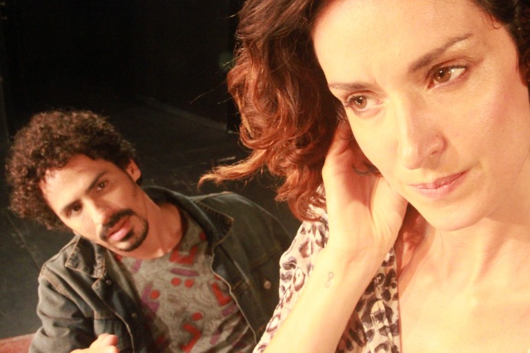 Acauã Sol e Livia Prestes em cena da peça "Atração", escrita e dirigida por Leo Chacra