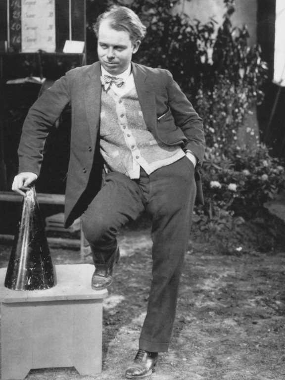 O diretor francês Jean Renoir, filho do pintor Auguste Renoir