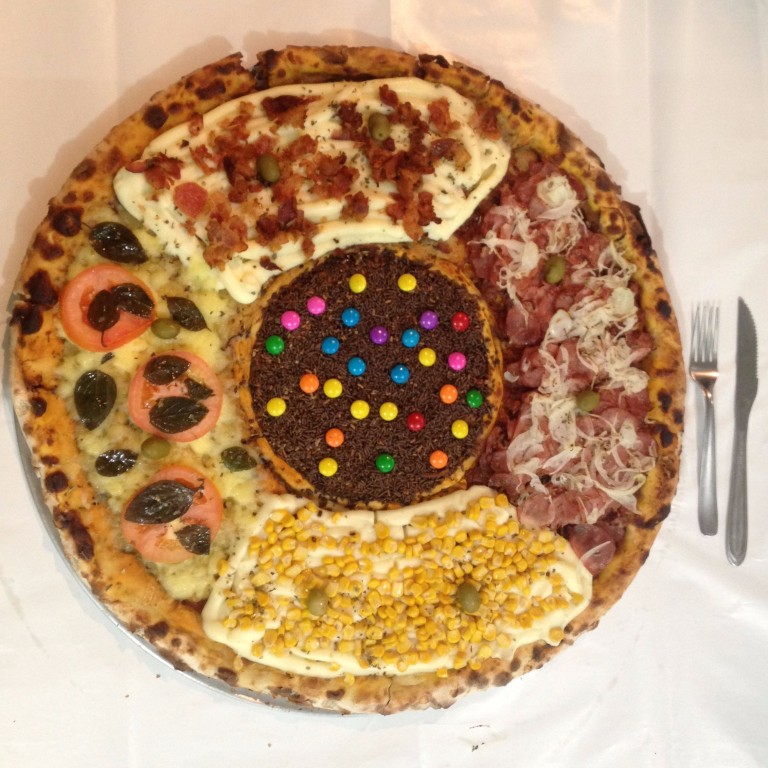 São Paulo, 24.1.17, Bruno Soraggi/Divulgação. Pizza gigante da Pizzaria Batepapo, no Guarujá. A casa do pizzaiolo Ricardo dos Santos, 46, faz pizzadas com de até 80 cm de diâmetro, tamanho que ele diz