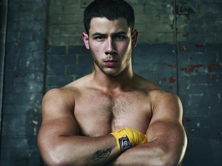 Nick Jonas como o lutador Nate em 'Kingdom'