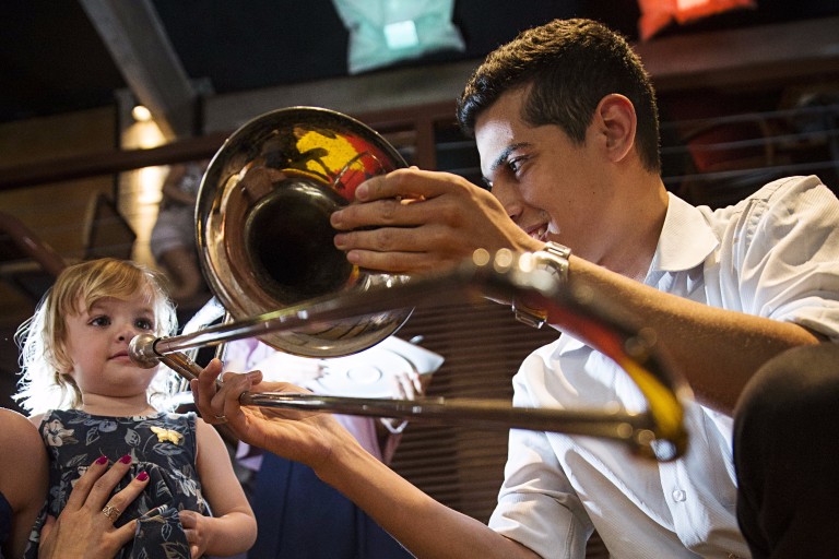 Trompetista interage com criança em edição do projeto Jazz BB