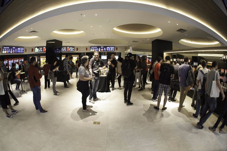 Hall do Cinesystem, que aposta no autoatendimento do público