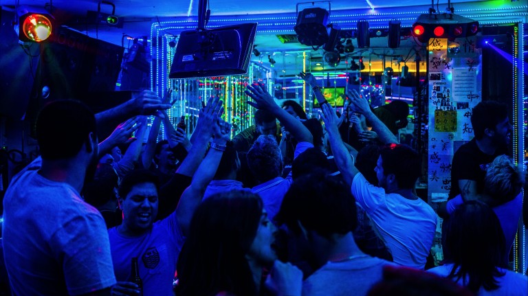 Karaokês no Centro de SP: bares e baladas pra você soltar a voz