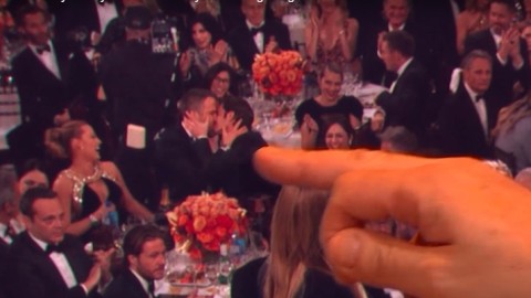 Graham Norton mostra o momento do beijo entre Andrew Garfield e Ryan Reynolds em seu programa.