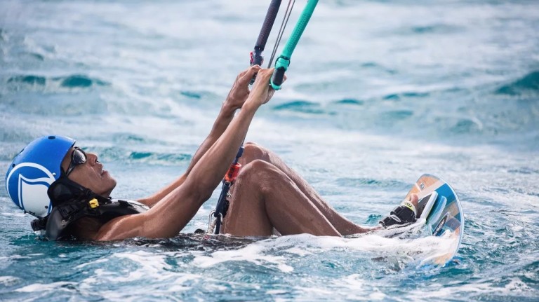 Barack Obama aprende a praticar kitesurfe