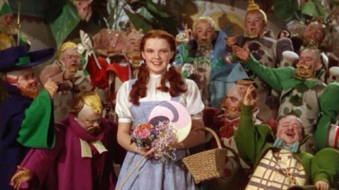 Judy Garland e os anões que interpretavam os Munchkins em "O Mágico de Oz" (1939)