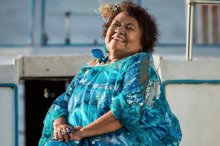 A cantora paraense Dona Onete, 76, considerada a criadora do carimbó chamegado, em foto de divulgação do álbum "Banzeiro", que ela lança em fevereiro de 2017. Foto: Laís Teixeira/Divulgação ***DIREITO