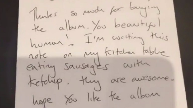 Carta escrita por Ed Sheeran e colocada em um de seus novos discos