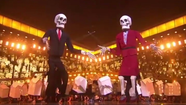 Katy Perry se apresenta no Brit Awards ao lado de esqueletos gigantes