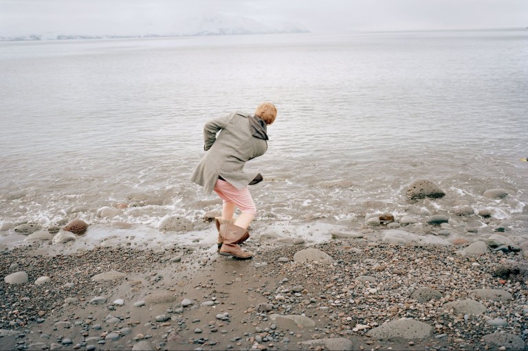 husavik_roll55_ 003 Foto de Camia Svenson da série "You Will Never Walk Alone", com imagens de jovens feitas em uma comunidade pesqueira na Islândia. A mostra é a primeira de 2017 do projeto Nova Foto