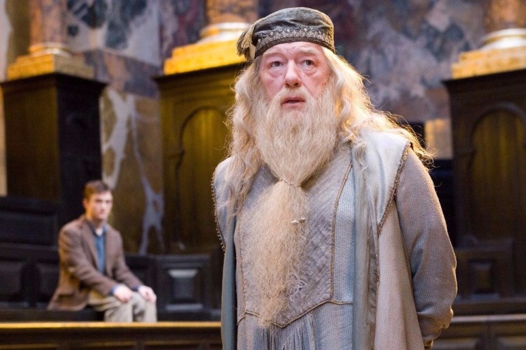 A autora de 'Harry Potter' revelou para fãs dos livros e filmes que Dumbledore é gay 