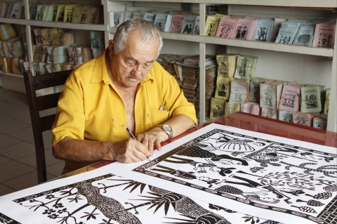 O xilogravurista J. Borges, que ganha mostra na Caixa Cultural