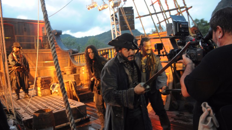 Piratas gravam na nau de 'Novo Mundo': montanhas ao fundo são removidas com efeitos especiais 