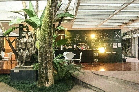 No café, no jardim do museu Lasar Segall, o almoço dá direito a um ingresso para o cinema 