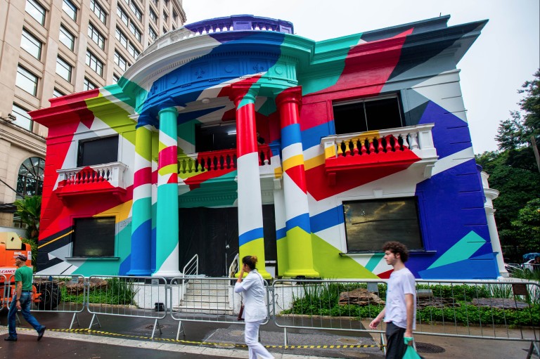 Casarão da Paulista recebe pintura colorida em São Paulo