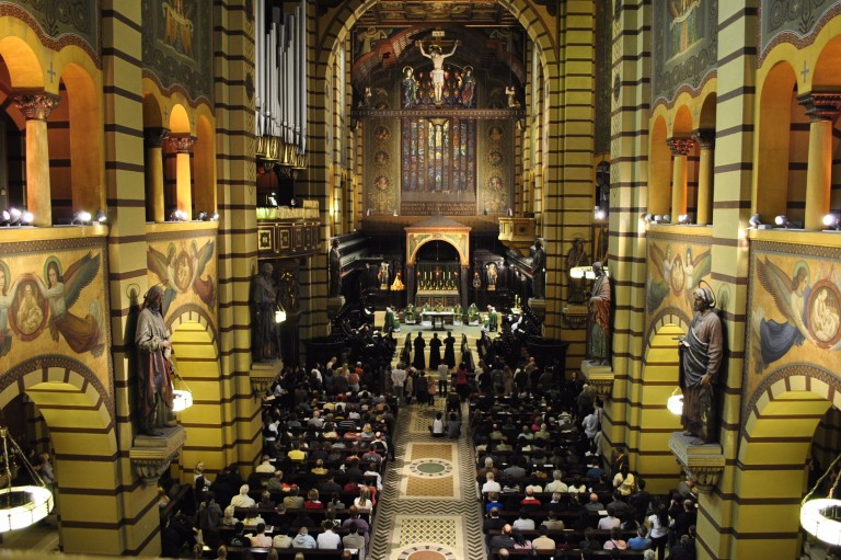 O Mosteiro São Bento recebe missas com cantos gregorianos de segunda a domingo *** ****