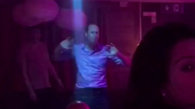 Príncipe William é fotografado dançando, em uma festa na Suíça