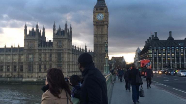Thiaguinho publicou uma foto ao lado da mulher, Fernanda Souza, perto do Parlamento britânico nesta terça (21)
