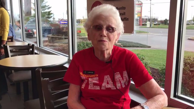 Aos 94, americana celebra 44 anos de trabalho no McDonald's