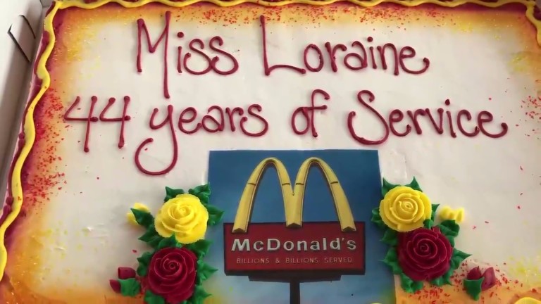 Loriane Maurer foi recebida com um bolo para comemorar seus 44 anos trabalhando no McDonald's *** ****