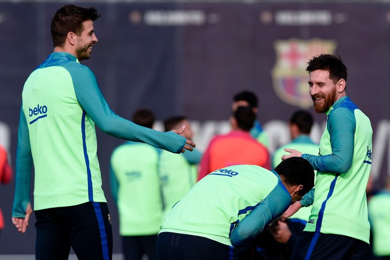  Lionel Messi (à direita) e Gerard Piqué (à esquerda) durante treino