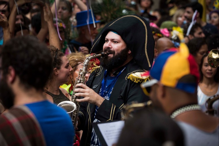 Carnaval em Sao Paulo.Musico Thiago Franca toca e dirige sua banda do  Bloco Espetacular Charanga do Franca e anima folioes no Bairro Santa Cecilia