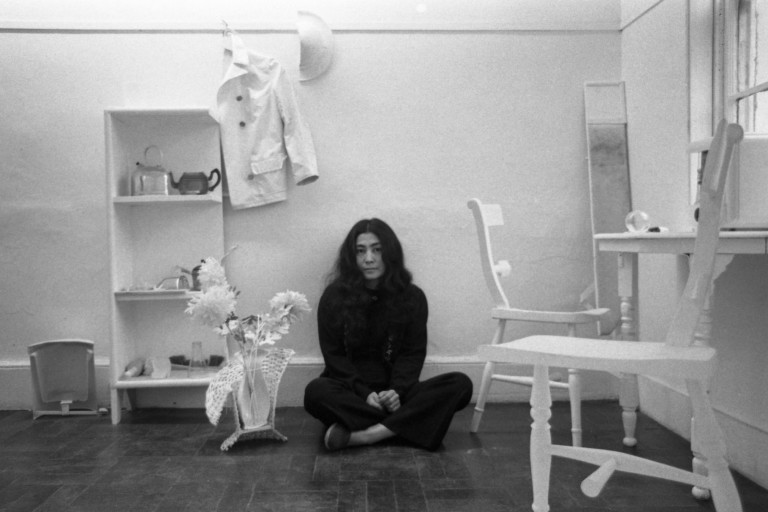 Yoko Ono em 1967 na sua obra “Metade de um Quarto”  O trabalho “Maçã” (1966)