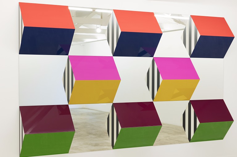 Trabalho de Daniel Buren exibido na galeria Nara Roesler