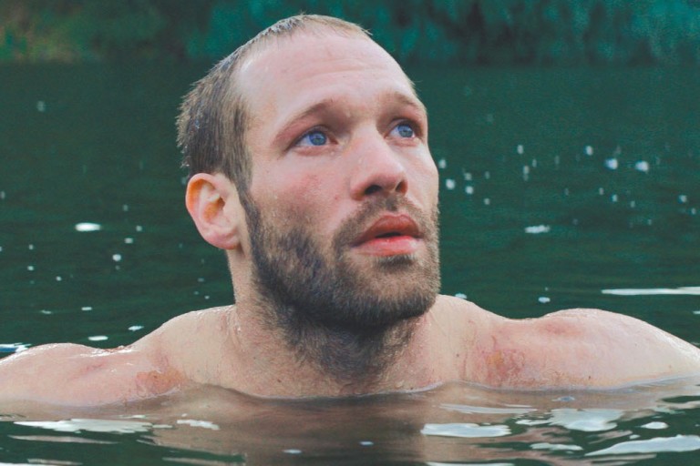 Paul Hamy interpreta Fernando, ornitólogo em busca de um pássaro raro em Portugal