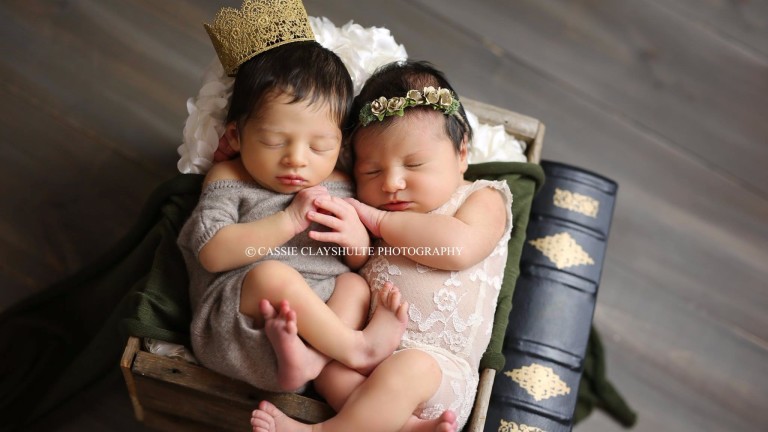 Bebês Romeo e Juliet, que nasceram com horas de diferença, fazem ensaio inspirado em Shakespeare